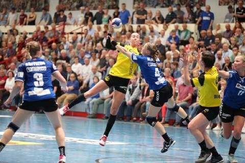 Dana Bleckmann Borussia Dortmund 66 vs. Gisa Klaunig HSG Blomberg Lippe 4 right HSG Blomberg Lippe vs. Borussia Dortmund Handball 1 women Bundesliga 20 04 2019 HSG Blomberg Lippe vs. Borussia Dortmund Handball 1 Bundesliga women Frauen 20 04 2019 Blomberg Copyright: xEIBNER JanxStrohdiekx EP_JSK