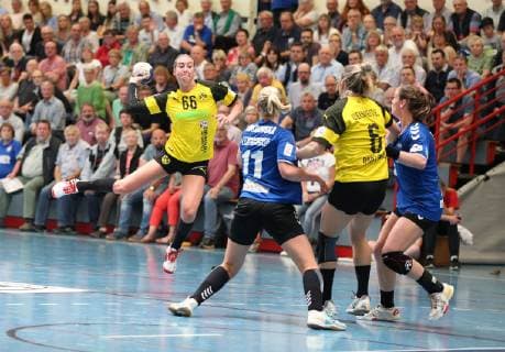 Dana Bleckmann Borussia Dortmund 66 against v l Kamila Kordovska HSG Blomberg Lippe 11 Saskia Weisheitel Borussia Dortmund 6 Tessa van Zijl HSG Blomberg Lippe 8 HSG Blomberg Lippe vs Borussia Dortmund Handball 1 Women Bundesliga 20 04 2019 HSG Blomberg Lippe vs Borussia Dortmund Handball 1 Bundesliga Women Bundesliga 20 04 2019 Blomberg Copyright: xEIBNER JanxStrohdiekx EP_JSK