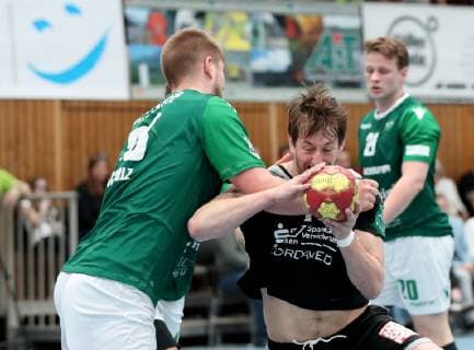 Germany Würzburg s Oliver Arena 20 04 2019 Handball 2 Bundesliga DJK Rimpar Wölfe HC Elbflorenz Dresden Bild v l Michael Schulz DJK Rimpar Wölfe 33 Patrick Schmidt DJK Rimpar Wölfe 17 und Norman Flödl HC Elbflorenz Dresden 17 Copyright: HMBxMedia xHeikoxBecker
