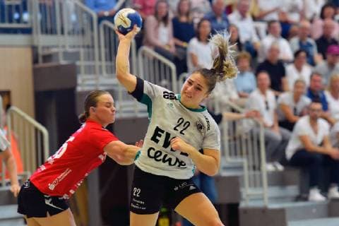 Kristina Logvin VfL Oldenburg at the litter Mariel Stefanie Beugels HSG Bad Wildungen Vipers L GER HSG Bad Wildungen Vipers VfL Oldenburg Handball 1 Bundesliga Women 20 04 2019 GER HSG Bad Wildungen Vipers VfL Oldenburg Handball 1 Liga Women 20 04 2019 Bad Wildungen Copyright: xEIBNER RolandxSippelx EP_RSL