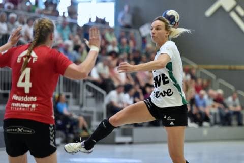 Angie Geschke VfL Oldenburg on the ball and Sabine Heusdens HSG Bad Wildungen Vipers GER HSG Bad Wildungen Vipers VfL Oldenburg Handball 1 Bundesliga Women 20 04 2019 GER HSG Bad Wildungen Vipers VfL Oldenburg Handball 1 Liga Women 20 04 2019 Bad Wildungen Copyright: xEIBNER RolandxSippelx EP_RSL