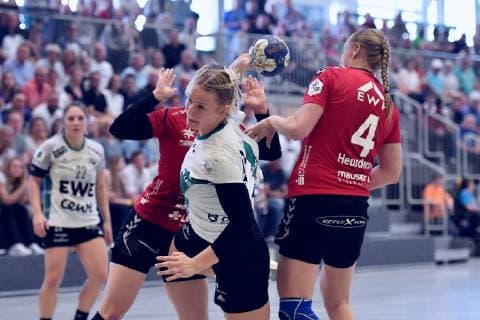Ann Kristin Roller VfL Oldenburg am Ball Anna Maria Spielvogel HSG Bad Wildungen Vipers rear Sabine Heusdens HSG Bad Wildungen Vipers R GER HSG Bad Wildungen Vipers VfL Oldenburg Handball 1 Bundesliga Women 20 04 2019 GER HSG Bad Wildungen Vipers VfL Oldenburg Handball 1 Liga Women 20 04 2019 Bad Wildungen Copyright: xEIBNER RolandxSippelx EP_RSL