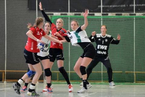 Sabine Heusdens HSG Bad Wildungen Vipers on the ball Isabelle Jongenelen VfL Oldenburg Annika Ingenpass HSG Bad Wildungen Vipers and Angie Geschke VfL Oldenburg behind in defence Julia Renner goal woman VfL Oldenburg R GER HSG Bad Wildungen Vipers VfL Oldenburg Handball 1 Bundesliga women 20 04 2019 GER HSG Bad Wildungen Vipers VfL Oldenburg Handball 1 Liga women 20 04 2019 Bad Wildungen Copyright: xEIBNER RolandxSippelx EP_RSL