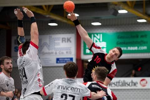 Lübbecke Germany 20 04 2019 2 Handball Bundesliga 2018 2019 TuS N Lübbecke vs TuS Ferndorf R Lukasz Gierak Lübbecke Lübbecke Nordrhein Westfalen Germany Merkur Arena
