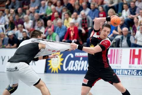 Lübbecke Germany 20 04 2019 2 Handball Bundesliga 2018 2019 TuS N Lübbecke vs TuS Ferndorf L R Branimir Koloper Ferndorf Lukasz Gierak Lübbecke Lübbecke Nordrhein Westfalen Germany Merkur Arena