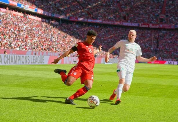 20.04.2019, Fussball 1. Bundesliga 2018 2019, 30. Spieltag, FC Bayern München - SV Werder Bremen, in der Allianz-Arena München, v.li: Serge Gnabry (FC Bayern München) gegen Davy Klassen (SV Werder Bremen). ***DFL and DFB regulations prohibit any use of photographs as image sequences and or quasi-video.*** *** 20 04 2019 Football 1 Bundesliga 2018 2019 30 Matchday FC Bayern München SV Werder Bremen in the Allianz Arena Munich v li Serge Gnabry FC Bayern München v v Davy Klassen SV Werder Bremen DFL and DFB regulations prohibit any use of photographs as image sequences and or quasi video