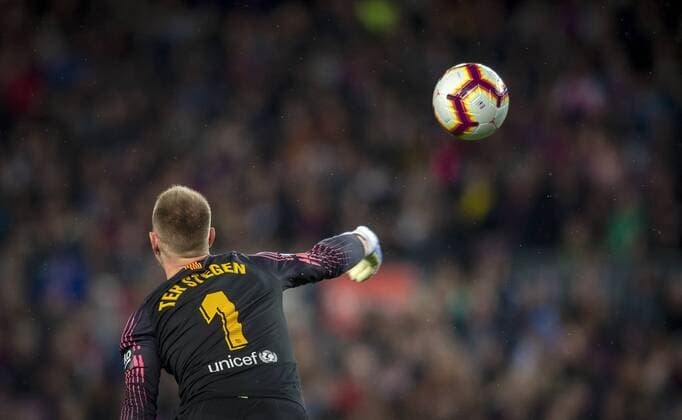 Sport Themen der Woche KW16 Sport Bilder des Tages GoalkeeperMarc-Andre ter Stegen of FC Barcelona Barca throws the ball during their 33rd round match of the La Liga 2018-2019 season against Real Sociedad at Camp Nou Stadium in Barcelona, Spain, 20 April 2019. FC Barcelona edges out Real Sociedad 2-1 at 33rd round of La Liga  bjl8868038
