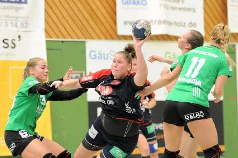 Katrin Schroeder SG H2Ku Herrenberg Kuties 4 against Dionne Visser SG 09 Kirchhof 69 SG H2Ku Herrenberg Handball League 20 04 2019 Photo TBaur Eibner SG H2Ku Herrenberg Kuties vs SG 09 Kirchhof Herrenberg Copyright: xEIBNER TobiasxBaurx EP_TBR