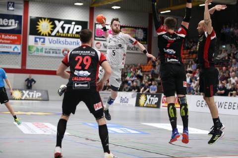 Jonas Faulenbach TuS Ferndorf 5 v v l Marian Orlowski TuS N Luebbecke 29 Patryk Walczak TuS N Luebbecke 7 Marko Bagaric TuS N Luebbecke 13 TuS N Luebbecke vs TuS Ferndorf Handball 2 Bundesliga 20 04 2019 TuS N Luebbecke vs TuS Ferndorf Handball 2 Bundesliga 20 04 2019 Luebbecke Copyright: xEIBNER JanxStrohdiekx EP_JSK