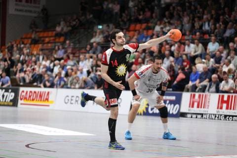 Peter Strosack TuS N Luebbecke 14 leads a seven meter from TuS N Luebbecke vs. TuS Ferndorf Handball 2 Bundesliga 20 04 2019 TuS N Luebbecke vs. TuS Ferndorf Handball 2 Bundesliga 20 04 2019 Luebbecke Copyright: xEIBNER JanxStrohdiekx EP_JSK