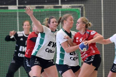 Anouk Nieuwenweg HSG Bad Wildungen Vipers R on Ball Isabelle Jongenelen VfL Oldenburg L and Cara Hartstock VfL Oldenburg M in Defence GER HSG Bad Wildungen Vipers VfL Oldenburg Handball 1 Bundesliga Women 20 04 2019 GER HSG Bad Wildungen Vipers VfL Oldenburg Handball 1 Liga Women 20 04 2019 Bad Wildungen Copyright: xEIBNER RolandxSippelx EP_RSL
