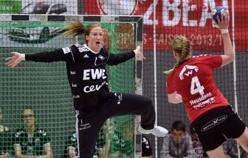 Sabine Heusdens HSG Bad Wildungen Vipers at litter Julia Renner goalkeeper VfL Oldenburg hiten GER HSG Bad Wildungen Vipers VfL Oldenburg handball 1 Bundesliga women 20 04 2019 GER HSG Bad Wildungen Vipers VfL Oldenburg handball 1 Liga women 20 04 2019 Bad Wildungen Copyright: xEIBNER RolandxSippelx EP_RSL