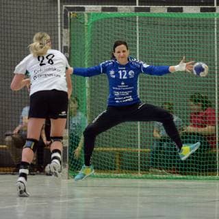 Myrthe Schoenaker VfL Oldenburg at litter Manuela Bruetsch goalkeeper HSG Bad Wildungen Vipers rear GER HSG Bad Wildungen Vipers VfL Oldenburg handball 1 Bundesliga women 20 04 2019 GER HSG Bad Wildungen Vipers VfL Oldenburg handball 1 league women 20 04 2019 Bad Wildungen Copyright: xEIBNER RolandxSippelx EP_RSL