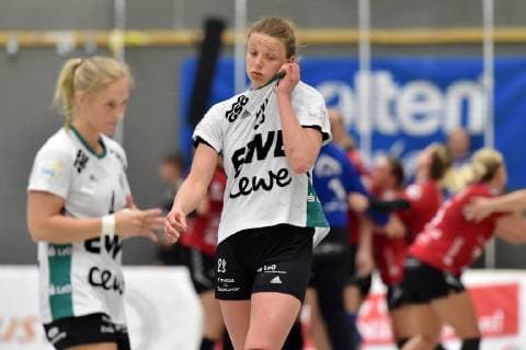 Malene Staal VfL Oldenburg L disappointed and Cara Hartstock VfL Oldenburg disappointed frustrated emotion after the defeat GER HSG Bad Wildungen Vipers VfL Oldenburg Handball 1 Bundesliga Women 20 04 2019 GER HSG Bad Wildungen Vipers VfL Oldenburg Handball 1 Liga Women 20 04 2019 Bad Wildungen Copyright: xEIBNER RolandxSippelx EP_RSL
