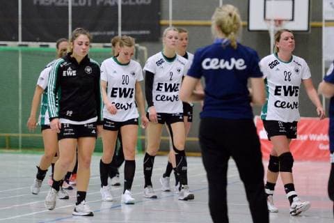 disappointed frustrated emotion defeat team of VFL Myrthe Schoenaker VfL Oldenburg R Jenny Behrend M Kristina Logvin L front GER HSG Bad Wildungen Vipers VfL Oldenburg Handball 1 Bundesliga women 20 04 2019 GER HSG Bad Wildungen Vipers VfL Oldenburg Handball 1 Liga women 20 04 2019 Bad Wildungen Copyright: xEIBNER RolandxSippelx EP_RSL