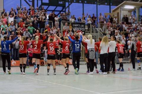 Vipers Team celebrates victory with fans spectators Anne Bocka goalkeeper HSG Bad Wildungen Vipers L Sabine Heusdens R GER HSG Bad Wildungen Vipers VfL Oldenburg Handball 1 Bundesliga women 20 04 2019 GER HSG Bad Wildungen Vipers VfL Oldenburg Handball 1 Liga women 20 04 2019 Bad Wildungen Copyright: xEIBNER RolandxSippelx EP_RSL