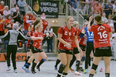 Team of the Vipers celebrates victory with fans spectators Anouk Nieuwenweg HSG Bad Wildungen Vipers Mariel Stefanie Beugels NR 16 GER HSG Bad Wildungen Vipers VfL Oldenburg Handball 1 Bundesliga Women 20 04 2019 GER HSG Bad Wildungen Vipers VfL Oldenburg Handball 1 Liga Women 20 04 2019 Bad Wildungen Copyright: xEIBNER RolandxSippelx EP_RSL