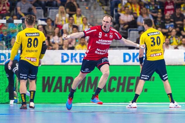 Mannheim Germany 21 April 2019 HBL 18 19 Rhein Neckar Löwen vs SG Flensburg Handewitt v li Jannik Kohlbacher Loewen Holger Glandorf Flensburg Gedeon Guardiola Loewen Jubel Freude Mannheim SAP Arena Baden Württemberg Germany