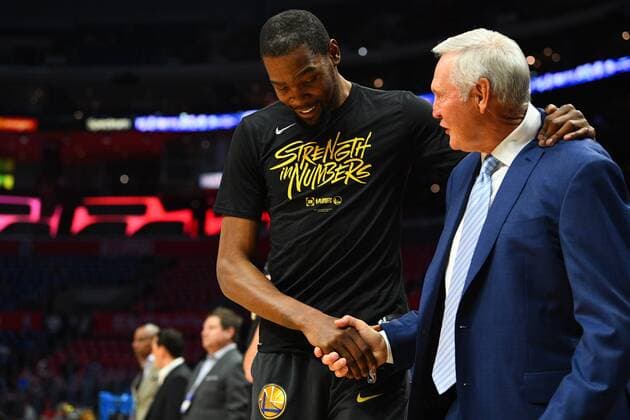 LOS ANGELES, CA - APRIL 18: Golden State Warriors Forward Kevin Durant (35) talks with talks with Executive board member of the Los Angeles Clippers Jerry West before game three of the first round of the 2019 NBA Basketball Herren USA Playoffs between the Golden State Warriors and the Los Angeles Clippers on April 18, 2019 at Staples Center in Las Angeles, CA.(Photo by Brian Rothmuller Icon Sportswire) NBA: APR 18 NBA Playoffs First Round - Warriors at Clippers Icon190418093