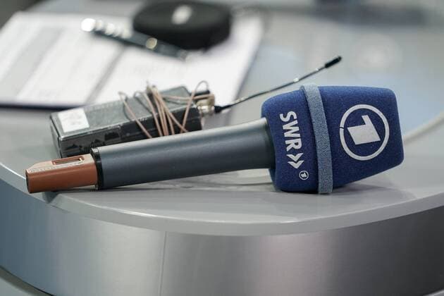A microphone of the SWR lies on a desk TV Television ARD The First Southwest German Radio Symbolfoto Symbol Symbol Handball DKB Bundesliga Rhein Neckar Löwen SG Flensburg Handewitt xozx