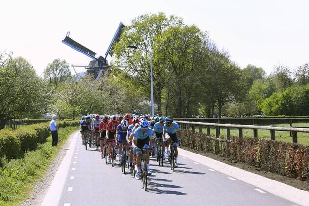 Sport Themen der Woche KW16 Sport Bilder des Tages VALKENBURG, THE NETHERLAND - APRIL 21 : Illustration peloton and windmill pictured during the UCI World Tour 54ste Amstel Gold Race cycling race with start in Maastricht and finish in Valkenburg on April 21, 2019 in Valkenburg, The Netherlands, 21 04 2019 CYCLISME : Amstel Gold Race - 21 04 2019 PhotoNews Panoramic 