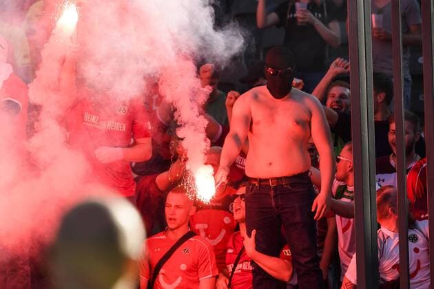 Sport Themen der Woche KW16 Sport Bilder des Tages 21.04.2019, xkvx, Fussball 1.Bundesliga, Hertha BSC Berlin - Hannover 96 emspor, v.l. Hannover 96 Fans Bengalo Pyro Pyrotechnik Feuer Rauch Qualm Ultras Fan (DFL DFB REGULATIONS PROHIBIT ANY USE OF PHOTOGRAPHS as IMAGE SEQUENCES and or QUASI-VIDEO) Berlin *** 21 04 2019 xkvx Soccer 1 Bundesliga Hertha BSC Berlin Hannover 96 emspor v l Hannover 96 Fans Bengalo Pyro Pyrotechnics Fire Smoke Ultras Fan DFL DFB REGULATIONS PROHIBIT ANY USE OF PHOTOGRAPHS as IMAGE SEQUENCES and or QUASI VIDEO Berlin