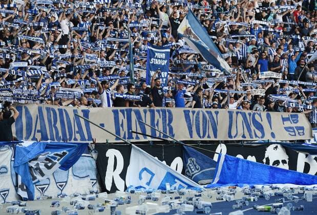Sport Themen der Woche KW16 Sport Bilder des Tages Die Hertha Fans von der Ostkurve zeigen ein Banner mit dem Schriftzug: Dardai - Einer von uns! Fussball 1.Bundesliga, Saison 2018 2019, 30.Spieltag: Hertha BSC Berlin - Hannover 96 im Olympiastadion in Berlin, Deutschland am 21.04.2019, *** The Hertha fans from the Ostkurve show a banner with the stroke Dardai One of us football 1 Bundesliga season 2018 2019 30 matchday Hertha BSC Berlin Hannover 96 in the Olympiastadion in Berlin Germany on 21 04 2019