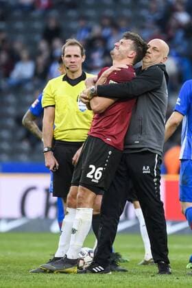 Sport Themen der Woche KW16 Sport Bilder des Tages 21.04.2019, xkvx, Fussball 1.Bundesliga, Hertha BSC Berlin - Hannover 96 emspor, v.l. Hendrik Weydandt (Hannover 96) muss behandelt werden (DFL DFB REGULATIONS PROHIBIT ANY USE OF PHOTOGRAPHS as IMAGE SEQUENCES and or QUASI-VIDEO) Berlin *** 21 04 2019 xkvx Football 1 Bundesliga Hertha BSC Berlin Hannover 96 emspor v l Hendrik Weydandt Hannover 96 must be treated DFL DFB REGULATIONS PROHIBIT ANY USE OF PHOTOGRAPHS as IMAGE SEQUENCES and or QUASI VIDEO Berlin