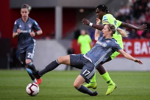 v li Kathrin Julia Hendrich Kathy Hendrich FC Bayern München FCB 17 Asisat Oshoala Barcelona 20 in duel duel tackle dynamic action action football UEFA Women s Champions League FC Bayern München FC Barcelona xslx