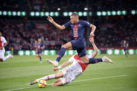 Sport Bilder des Tages PSG-Spieler danken Feuerwehr für Einsatz bei Brand von Notre-Dame 07 KYLIAN MBAPPE (PSG) FOOTBALL : Paris SG vs Monaco - Ligue 1 Conforama - 21 04 2019 FEP Panoramic 