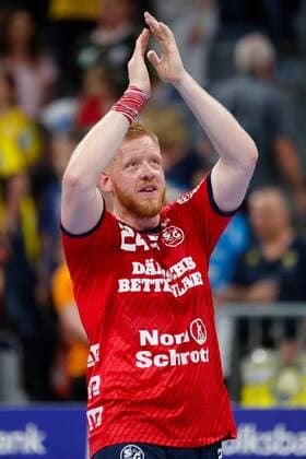 Rhein Neckar Loewen vs SG Flensburg Handewitt 21 04 2019 SAP Arena in Mannheim DKB Handball Bundesliga Jim Gottfridsson Flensburg thanks fans action single picture gesture gesture gesticulated