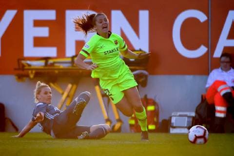 v li Dominika Skorvankova FC Bayern München FCB 18 Lieke Martens Barcelona 22 in duel duel tackle dynamics action football UEFA Women s Champions League FC Bayern München FC Barcelona xslx