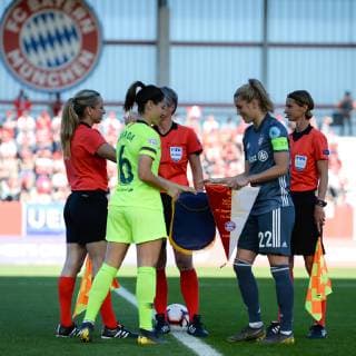 v li Vicky Losada Barcelona 6 Verena Schweers FC Bayern München FCB 22 at the welcome pennant exchange handshake football UEFA Women s Champions League FC Bayern Munich FC Barcelona xslx