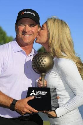 Sport Themen der Woche KW16 Sport Bilder des Tages DULUTH, GA - APRIL 21: Scott McCarron holds the trophy while his wife Jenny kisses him after winning the Champions TOUR Mitsubishi Electric Classic golf tournament on April 20, 2019 at the TPC Sugarloaf in Duluth, GA. (Photo by David John Griffin Icon Sportswire) GOLF: APR 21 Champions Tour - Mitsubishi Electric Classic Icon9531904211163