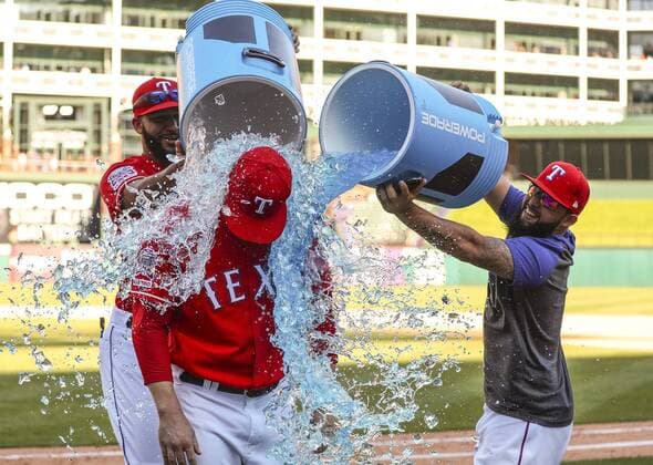 Sport Themen der Woche KW16 Sport Bilder des Tages April 21, 2019 - Arlington, TX, USA - Texas Rangers Nomar Mazara and Rougned Odor shower pitcher Shawn Kelley with sports drink after he struck out Robinson Chirinos for the final out and save in the 11-10 win over the Houston Astros on Sunday, April 21, 2019 in Arlington, Texas. Houston Astros vs. Texas Rangers - ZUMAm67_ 20190421_zaf_m67_048 Copyright: xRichardxW.xRodriguezx