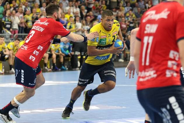 Rhein Neckar Loewen SG Flensburg Handewitt Rhein Neckar Loewe Mads Mensah Larsen Nr 22 vs. Flensburgs Tobias Karlsson Nr 3 at the Bundesliga match Rhein Neckar Löwen vs. SG Flensburg Handewitt on 21 04 2019 Mannheim 21 04 19 Handball 27 Matchday Mannheim Baden Wuerttemberg Germany SAP Arena