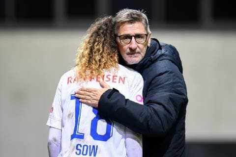 v li Coumba Sow FC Zurich 18 will be comforted by coach Andre Ladner coach FC Zurich after the end of the game Soccer UEFA Womens Champions League FC Bayern Munich FC Zurich xslx
