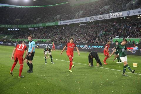 Goncalo Paciencia Eintracht Frankfurt and Robin Knoche VfL Wolfsburg Fan protest against Monday games from the fan block of Eintracht Frankfurt colorful Flummibälle were thrown on the field of play whereby the game was interrupted the players collect them on 1 football Bundesliga season 2018 2019 VfL Wolfsburg vs. Eintracht Frankfurt in the Volkswagen Arena in Wolfsburg Deutschland Fußball Mann Maenner 22 04 2019 According to the regulations of the DFL Deutsche Fußball Liga it is forbidden to use or have used photographs taken in the stadium and or during the match in the form of sequence pictures and or video-like photo sequences DFL regulations prohibit any use of photographs as image sequences and or quasi video