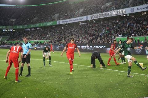 Goncalo Paciencia Eintracht Frankfurt and Robin Knoche VfL Wolfsburg Fan protest against Monday games from the fan block of Eintracht Frankfurt colorful Flummibälle were thrown on the field of play whereby the game was interrupted the players collect them on 1 football Bundesliga season 2018 2019 VfL Wolfsburg vs. Eintracht Frankfurt in the Volkswagen Arena in Wolfsburg Deutschland Fußball Mann Maenner 22 04 2019 According to the regulations of the DFL Deutsche Fußball Liga it is forbidden to use or have used photographs taken in the stadium and or during the match in the form of sequence pictures and or video-like photo sequences DFL regulations prohibit any use of photographs as image sequences and or quasi video