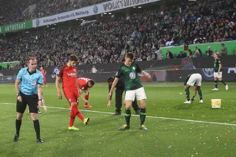 Goncalo Paciencia Eintracht Frankfurt and Robin Knoche VfL Wolfsburg Fan protest against Monday games from the fan block of Eintracht Frankfurt colorful Flummibälle were thrown on the field of play whereby the game was interrupted the players collect them on 1 football Bundesliga season 2018 2019 VfL Wolfsburg vs. Eintracht Frankfurt in the Volkswagen Arena in Wolfsburg Deutschland Fußball Mann Maenner 22 04 2019 According to the regulations of the DFL Deutsche Fußball Liga it is forbidden to use or have used photographs taken in the stadium and or during the match in the form of sequence pictures and or video-like photo sequences DFL regulations prohibit any use of photographs as image sequences and or quasi video