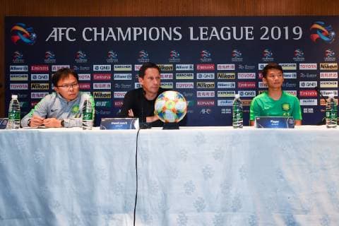 Head coach Roger Schmidt, center, and Chi Zhongguo of China s Beijing Sinobo Guoan attend a press conference PK Pressekonferenz before the group G match against Thailand s Buriram United during the 2019 AFC Champions League in Beijing, China, 23 April 2019. Beijing Sinobo Guoan in full preparation for 2019 AFC group G match  bjl8919224