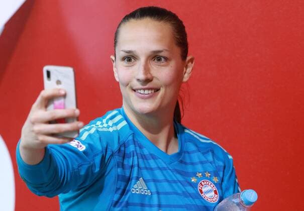Goalkeeper Laura Benkarth FC Bayern shoots Selfies for fans Womens Football FC Bayern Munich FC Barcelona UEFA Womens Champions League Campus 21 04 2019