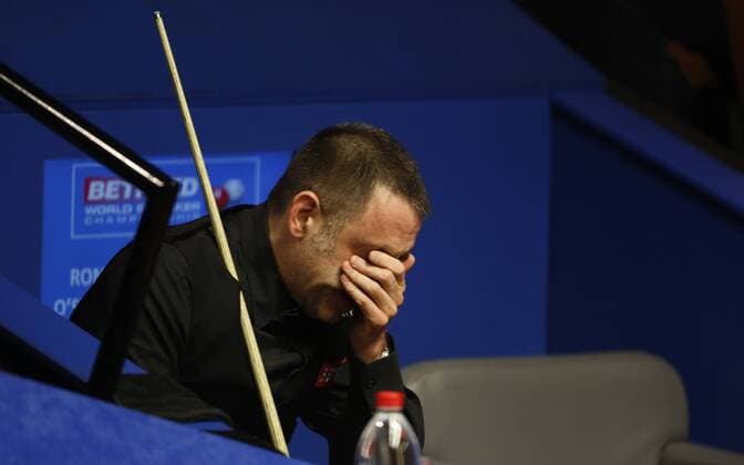 Sport Themen der Woche KW17 Sport Bilder des Tages (190423) -- SHEFFIELD, April 23, 2019 (Xinhua) -- England s Ronnie O Sullivan reacts during the first round second session with England s James Cahill at the World Snooker Championship 2019 in Sheffield, Britain on April 23, 2019. O Sullivan lost 8-10. (Xinhua Craig Brough) (SP) BRITAIN-SHEFFIELD-SNOOKER World Championship WM Weltmeisterschaft DAY 4 