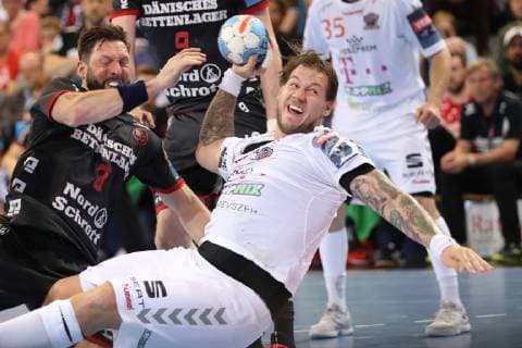 SG Flensburg Handewitt vs. Telekom Veszprem HC Handball EHF Champions League Quarter Finals 24 04 19 Andreas Nilsson Telekom Veszprem HC 18 vs. Tobias Karlsson SG Flensburg Handewitt 03 xmmkx