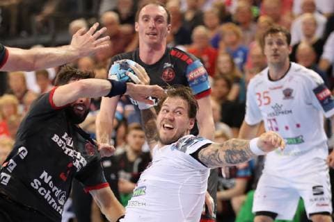 SG Flensburg Handewitt vs. Telekom Veszprem HC Handball EHF Champions League Quarter Finals 24 04 19 Andreas Nilsson Telekom Veszprem HC 18 vs. Tobias Karlsson SG Flensburg Handewitt 03 xmmkx
