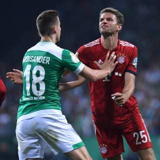 Sport Bilder des Tages Fußball DFB-Pokal Halbfinale SV Werder Bremen - FC Bayern München am 24.04.2019 im Weser-Stadion in Bremen Niklas Moisander ( Bremen ), vorne - Thomas Müller ( München ), hinten DFB regulations prohibit any use of photographs as image sequences and or quasi-video. *** Football DFB Cup Semifinals SV Werder Bremen FC Bayern Munich on 24 04 2019 at Weser Stadium in Bremen Niklas Moisander Bremen front Thomas Müller Munich back DFB regulations prohibit any use of photographs as image sequences and or quasi video xRx