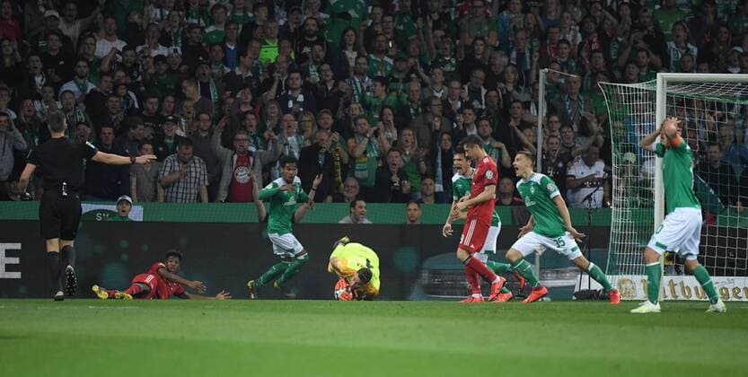 Sport Themen der Woche KW17 24.04.2019, Fussball GER, Saison 2018 2019, DFB Pokal, Halbfinale, SV Werder Bremen - FC Bayern Muenchen 2:3, Schiedsrichter Daniel Siebert, links, entscheidet nach einem Zweikampf zwischen Kingsley Coman (Bayern Muenchen), li., und Theodor Gebre Selassie (Werder Bremen) , 3. v.li., auf Elfmeter, Bremens Spieler sind entsetzt DFB REGULATIONS PROHIBIT ANY USE OF PHOTOGRAPHS AS IMAGE SEQUENCES AND OR QUASI-VIDEO. *** 24 04 2019 Football GER Season 2018 2019 DFB Cup Semifinal SV Werder Bremen FC Bayern Muenchen 2 3 Referees Daniel Siebert left decides after a duel between Kingsley Coman Bayern Muenchen left and Theodor Gebre Selassie Werder Bremen 3 v left on penalty kick Bremen players are horrified DFB REGULATIONS PROHIBIT ANY USE OF PHOTOGRAPHS AS IMAGE SEQUENCES AND OR QUASI VIDEO Team2