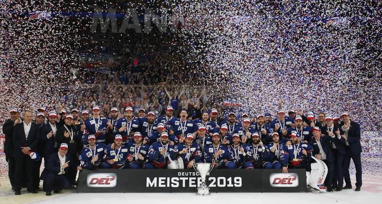 Adler Mannheim German Champion 2018 2019 Winners cheer Ice hockey DEL Adler Mannheim EHC Red Bull Munich 5 Final on 26 04 2019 in the SAP Arena in Mannheim xmdx Adler Mannheim EHC Red Bull Munich