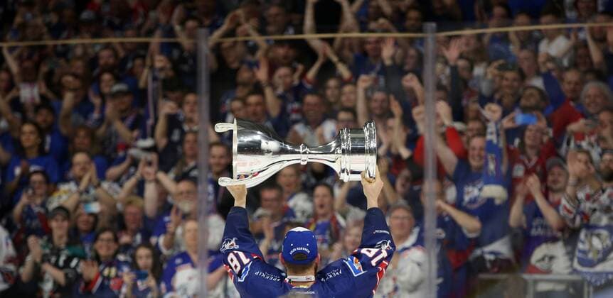 Benjamin Smith 18 Adler Mannheim with trophy at the fans ice hockey DEL Adler Mannheim EHC Red Bull Munich Adler Mannheim secure themselves in the 5 final game the title of DEL winner cheer joy victory trophy cup 26 04 2019 SAP Arena Mannheim xmdx Adler Mannheim EHC Red Bull Munich