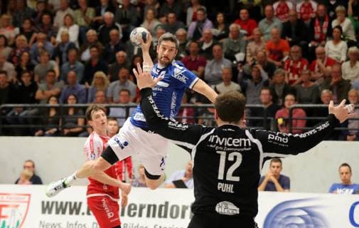 TuS Ferndorf TV Hüttenberg 26 04 2019 Christian Rompf TV Hüttenberg with the 10 10 against goalkeeper Lucas Puhl TuS Ferndorf Kreuztal Stählerwiese Germany